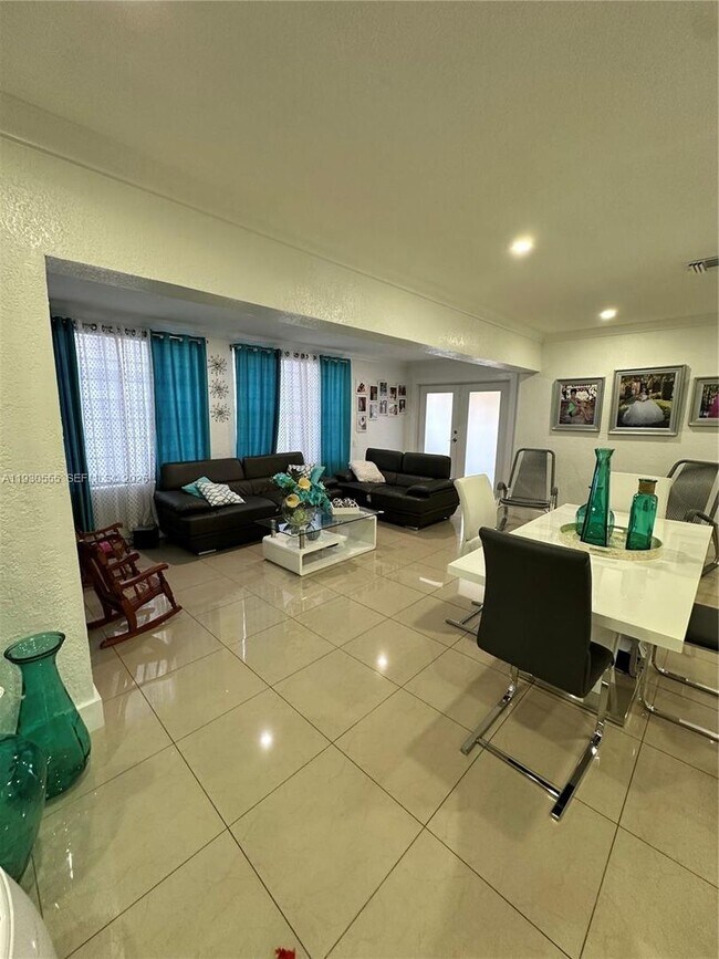 Building Photo - 5010 E 1st Ave