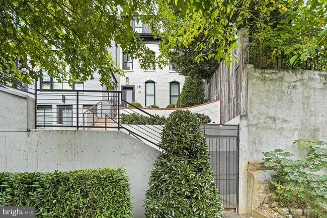 Building Photo - 725 Euclid St NW