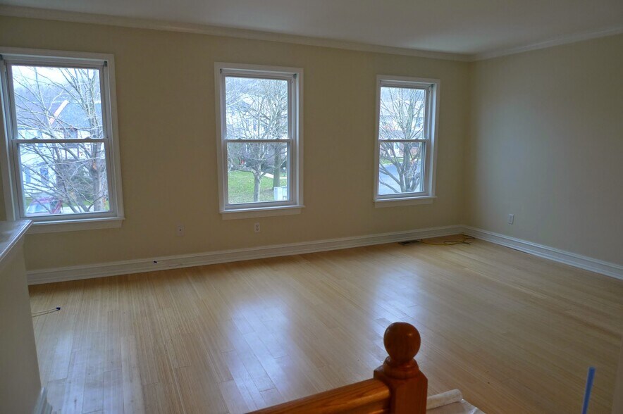 Empty living room - 555 Coventry Lane