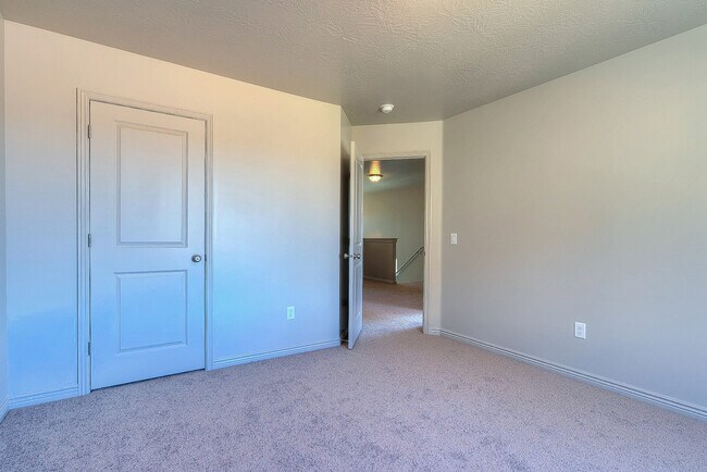 Building Photo - 4 Bedroom End Unit in Sienna Hills! Small Dog Friendly!