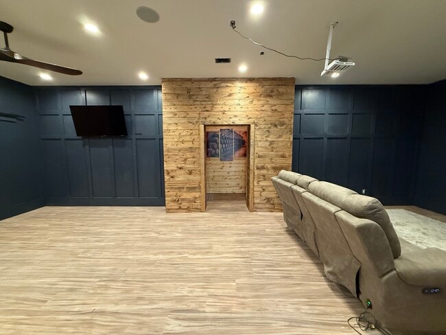 Building Photo - 1031 Pinehurst Dr