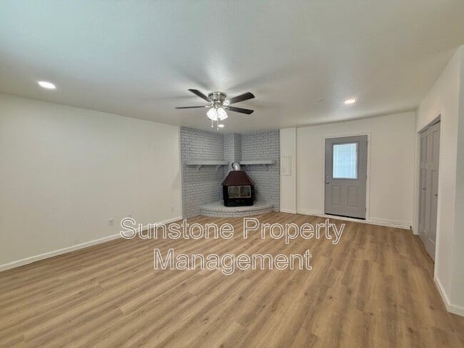 Building Photo - 305 N Dogwood St