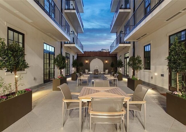 Building Photo - 731 St Charles Ave