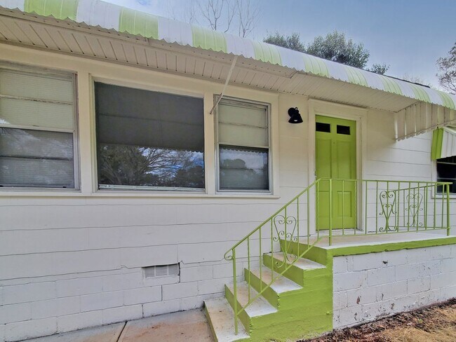 Building Photo - COMING SOON! Cutest 2/1 Bungalow in Hapeville - Housing Vouchers Accepted