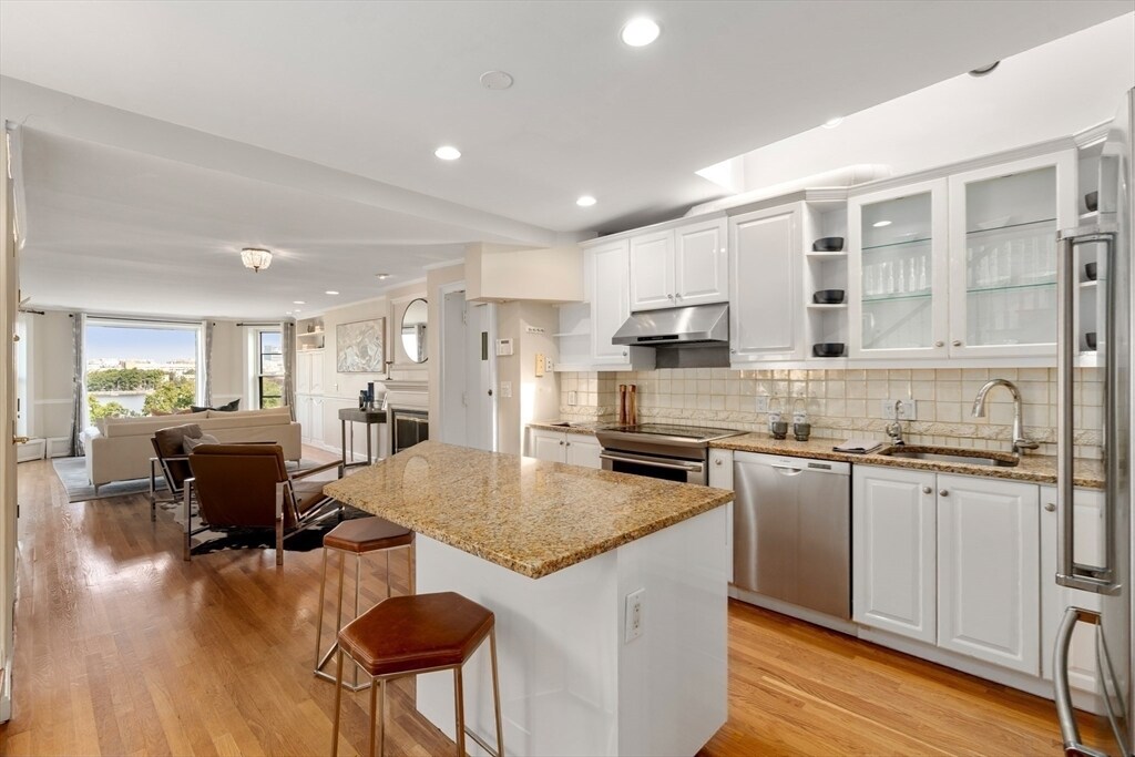 Building Photo - 458 Beacon St