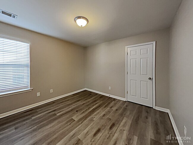 Building Photo - 385 Chadwick Cmns