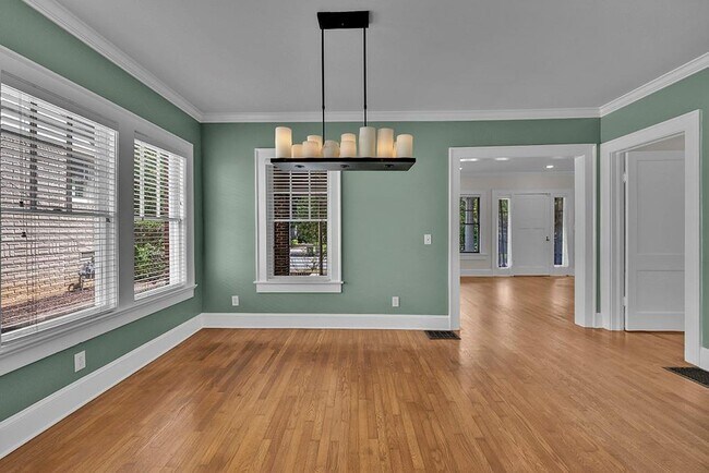 Building Photo - 876 Courtenay Dr NE