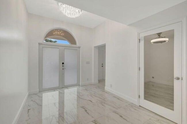 Building Photo - 2612 NE 5th St