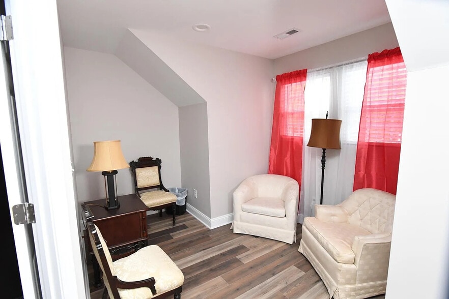 Building Photo - Room in House on S Person St