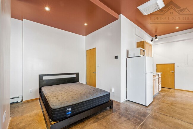 Building Photo - Bright Midtown Studio Loft