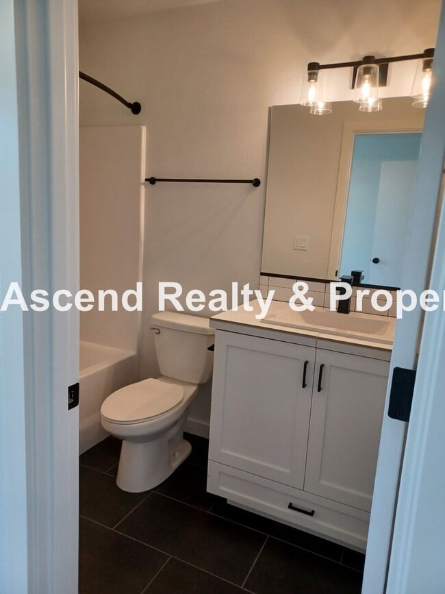 Building Photo - Newer 2 Level Townhome with Patio in Alberta Available August 10 Garbage Included Small Pets OK