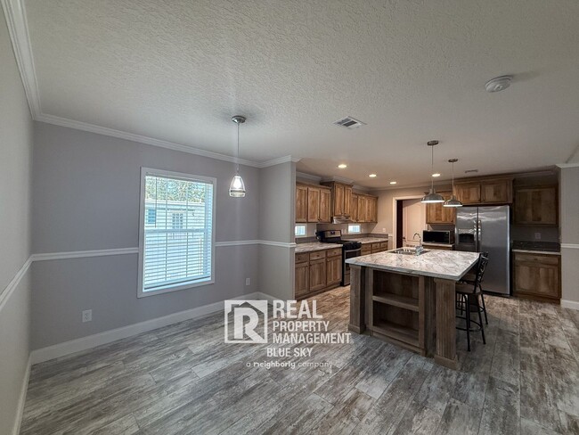 Building Photo - SPACIOUS 4 BEDROOM HOME WITH MODERN FEATUR...
