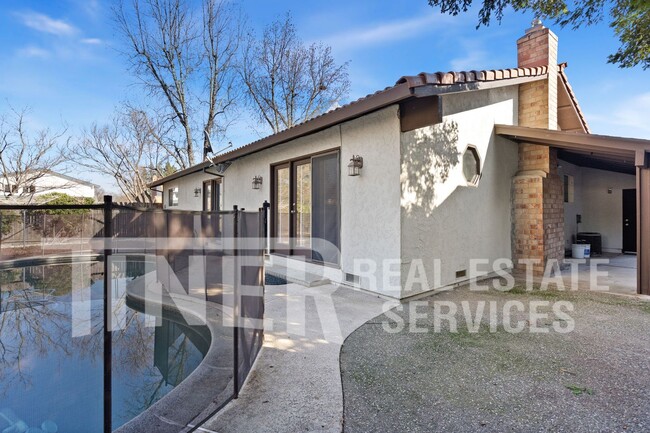 Building Photo - Stunning Remodeled Roseville Home on corne...