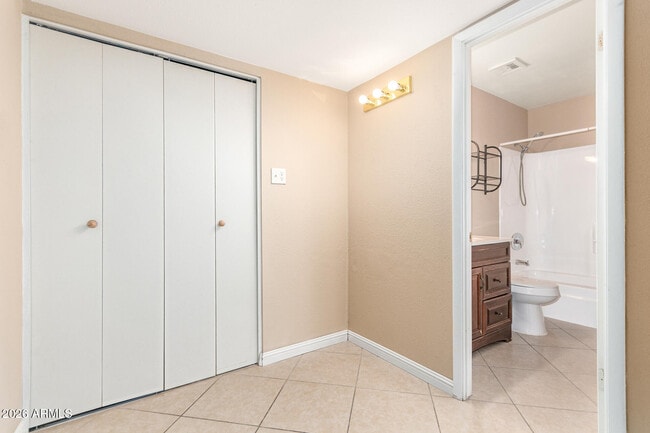 Building Photo - 1049 E Carter Dr