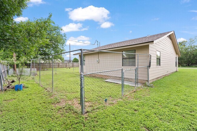 Building Photo - 609 Aspen Ln
