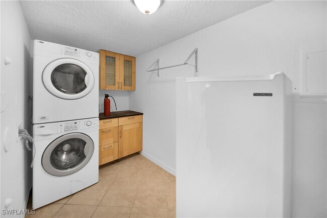 Building Photo - 600 Squire Cir