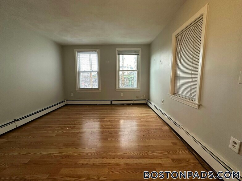 Building Photo - 137 Chelsea St