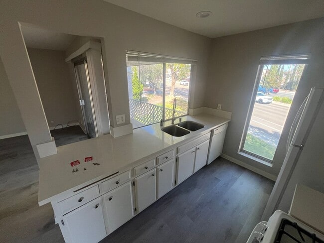 Building Photo - Spacious 2 Bed / 1 Bath Upstairs Condo in San Carlos – Utilities Included!