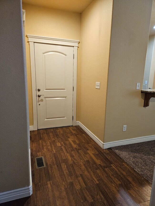 Building Photo - 3/2.5 in Boise-2 Car Garage, Fireplace, Vaulted Ceilings, Landscaping Included.