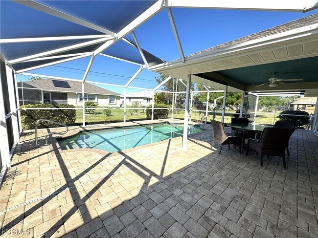 Building Photo - 2520 SW 11th Pl