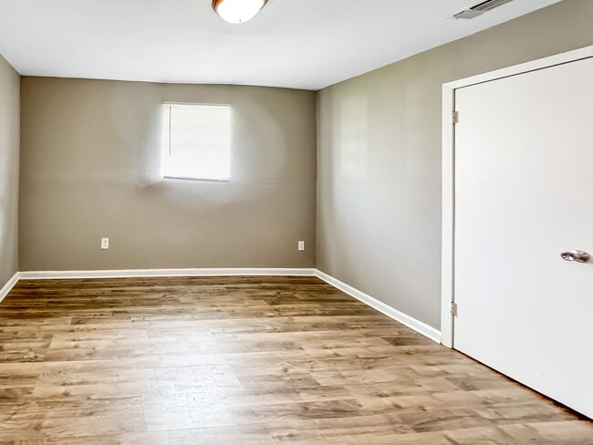 Building Photo - 321 Robinson Ave