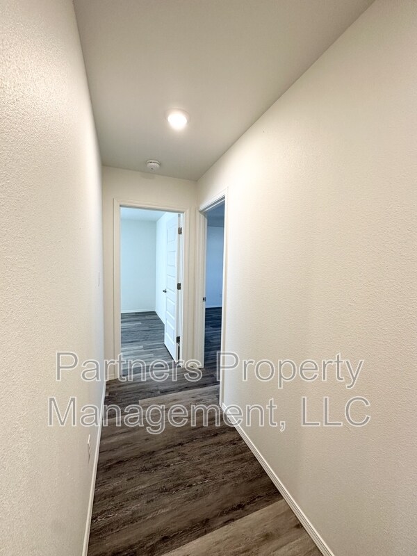 Building Photo - 1079 S Benchmark Ln