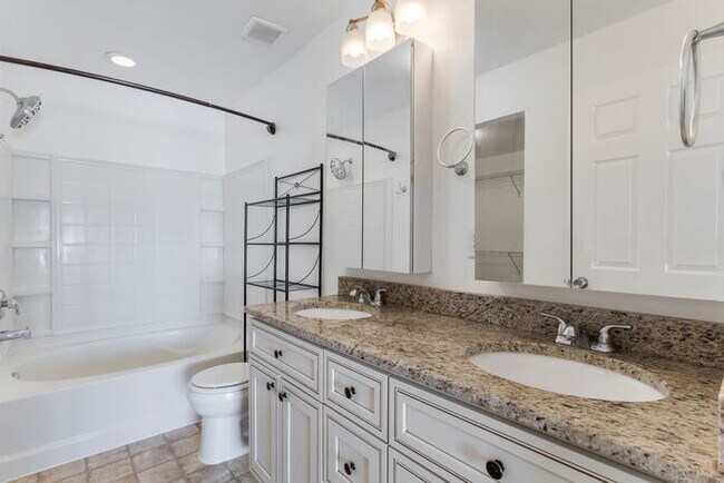 Building Photo - Light and bright 4-bedroom 3 bath beauty i...