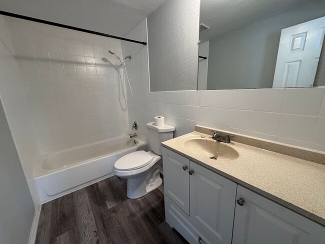 Building Photo - 2 Bedroom 1 Bath Duplex with Washer/Dryer!...