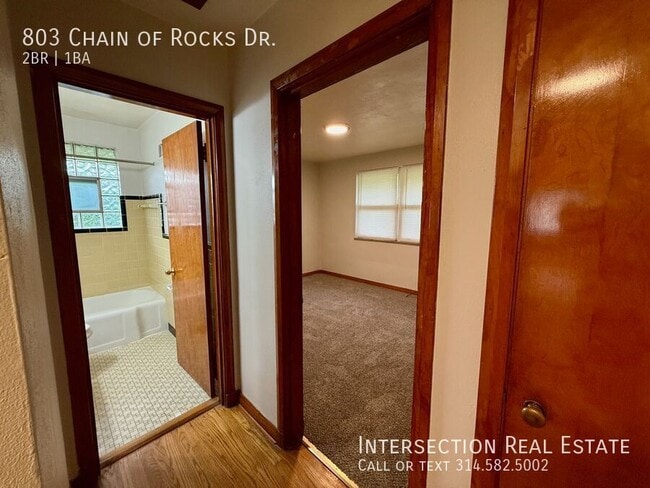 Building Photo - 803 Chain of Rocks Dr