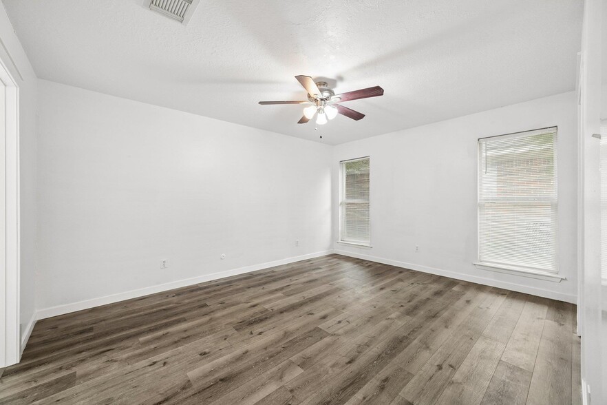 Building Photo - 10826 Lynbrook Dr