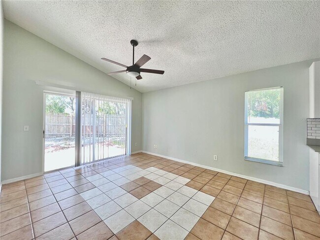 Building Photo - 1050 Pineview Ct