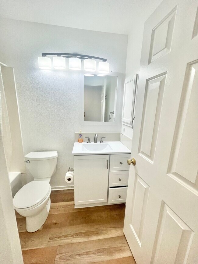Building Photo - Stunning newly remodeled 3 bedroom 2 bathroom home!