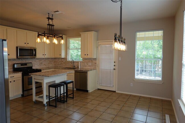 Building Photo - 16100 S Great Oaks Dr