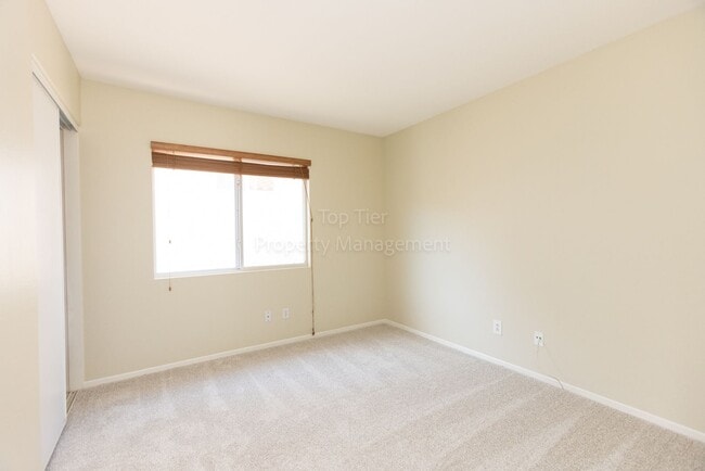 Building Photo - Beautiful home in Sunset Glen with 4 bedrooms 2.5 bath, 1726 Sq Ft available NOW