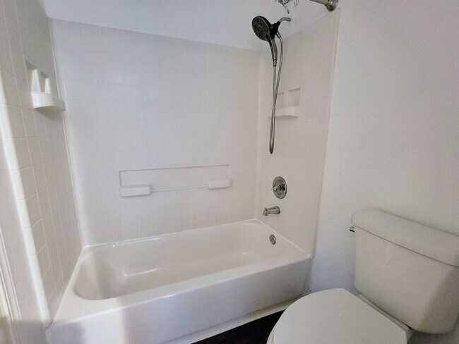 Building Photo - Newly updated condo in Sunn Fjord, close to everything!