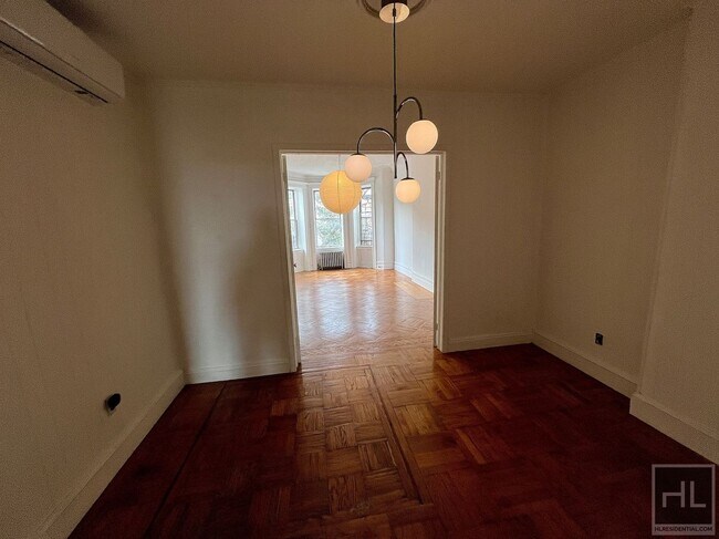 Building Photo - 2.5BR 1BA Crown Heights Limestone Parlor L...