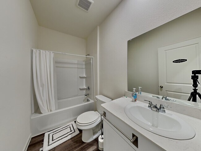 Building Photo - 14141 Emeric St