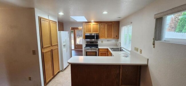 Building Photo - 3 bedroom in Kirkland WA 98033