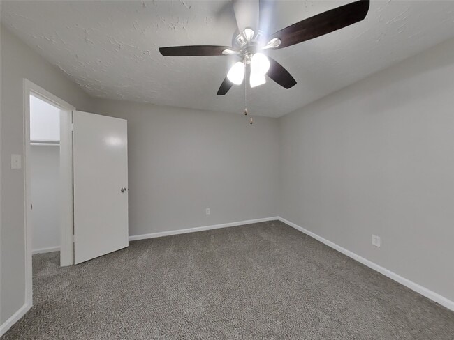 Building Photo - 10919 Almond Grove