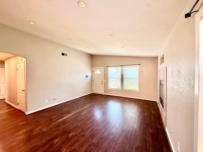 Primary Photo - 932 Blossom Hill Dr