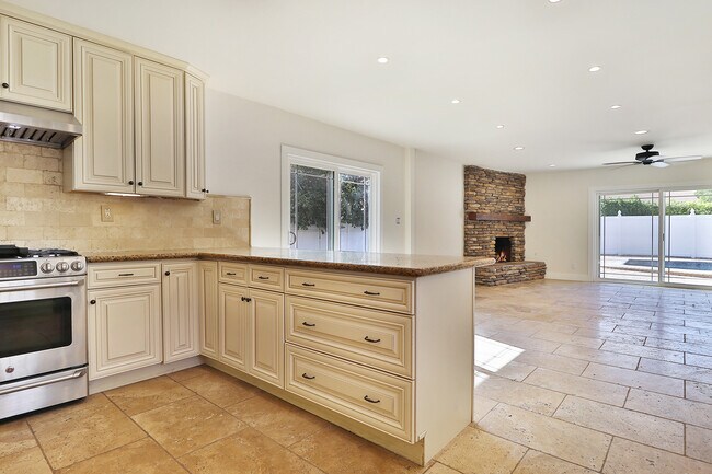 Building Photo - 8601 Santa Susana Plz