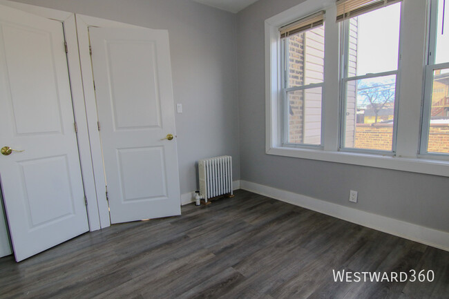 Building Photo - beautifully renovated 3-bedroom, 2-bathroo...