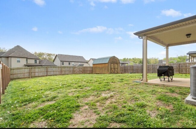 Building Photo - Spacious 5BR House in Clarksville