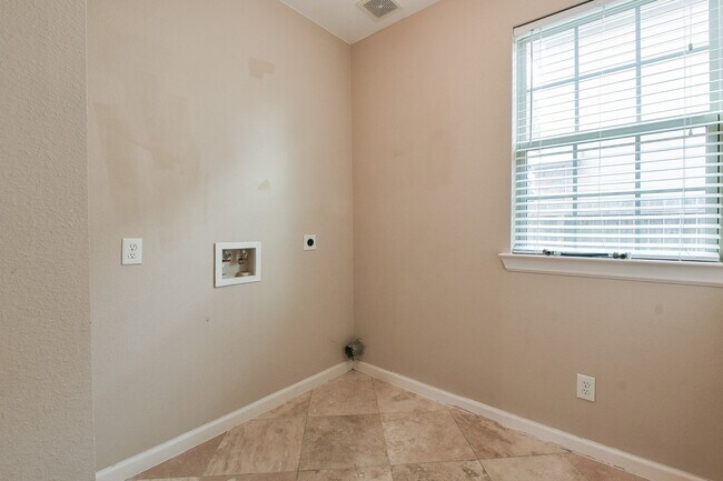 Building Photo - 10506 Chateau Ln