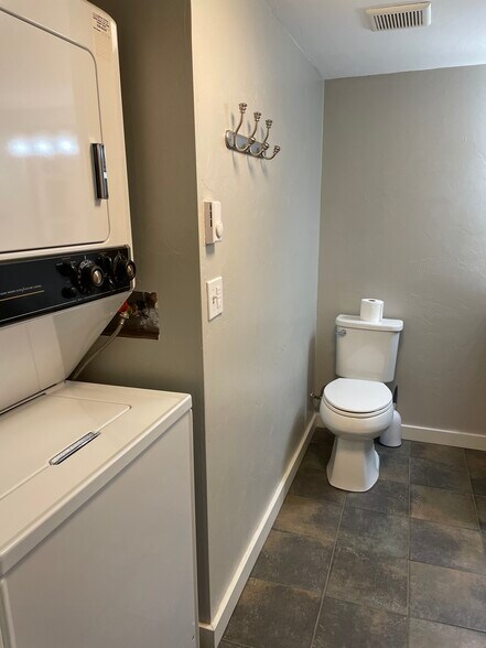 Building Photo - 209 W Barnes Rd