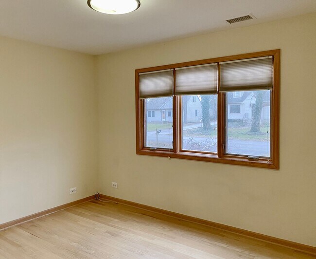 Building Photo - Magnificent 4 Bed / 4.5 Bath Elmhurst Home...