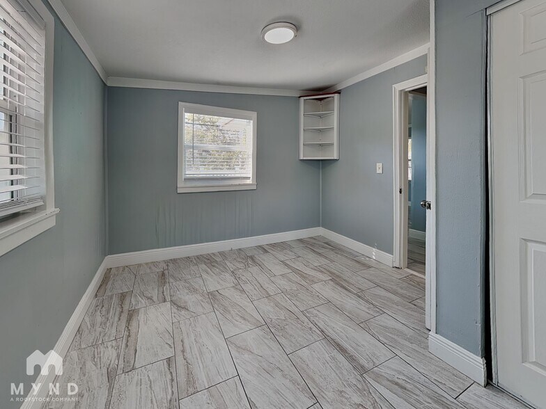 Building Photo - 208 Pine St