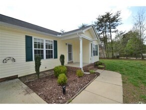 Building Photo - Great 3 bedroom 2 bath home in the North L...