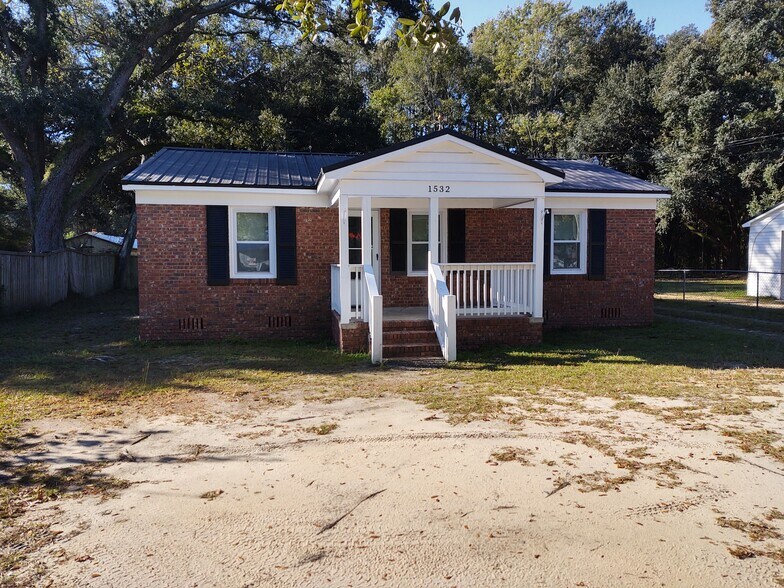 Front - 1532 Hampton St