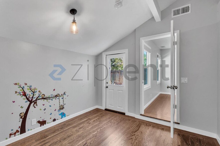 Building Photo - Unit